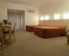 Mayfair Plaza Motel - Accommodation Whitsundays 1
