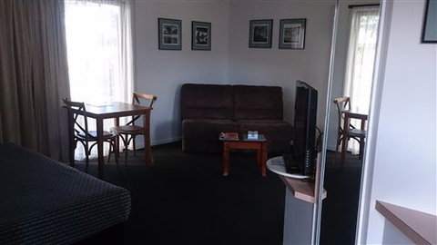 Budget On The Lake - Accommodation Whitsundays 0