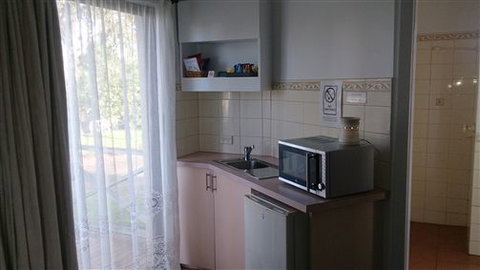 Budget On The Lake - Accommodation Whitsundays 1