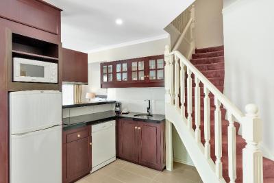 Canterbury International Hotel - Accommodation Whitsundays 2