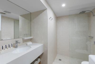 Canterbury International Hotel - Accommodation Whitsundays 3