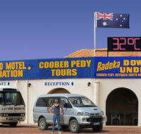 Radeka Downunder Underground Motel and Backpacker Inn - Accommodation Whitsundays
