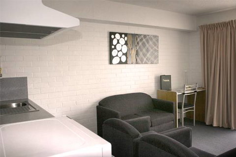 Adina Place Motel Apartments - Accommodation Whitsundays 2
