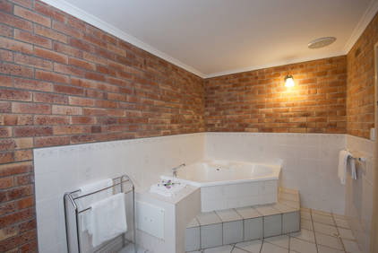 Allan Cunningham Motel And Old Wagon Restaurant - Accommodation Whitsundays 3