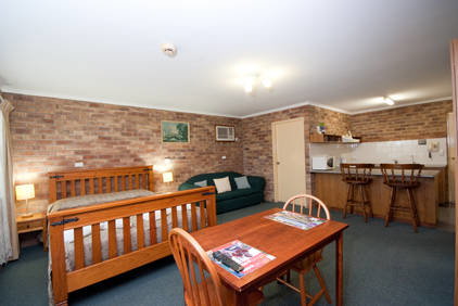 Allan Cunningham Motel And Old Wagon Restaurant - Accommodation Whitsundays 4