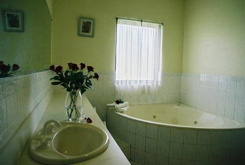 Australian Homestead - Accommodation Whitsundays 1