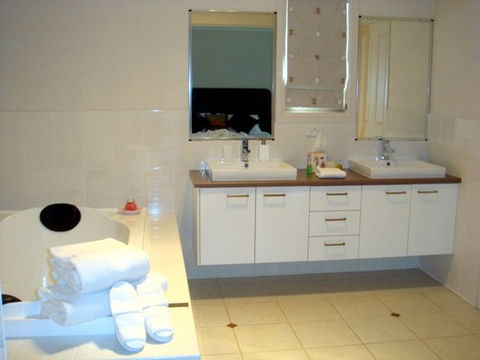 Camelot Boutique Accommodation - Accommodation Whitsundays 3