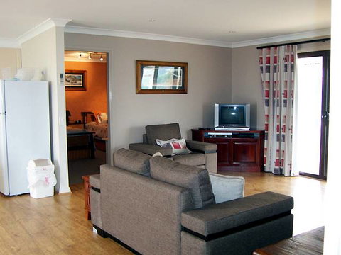 Elm Cottage - Tumut - Accommodation Whitsundays 1