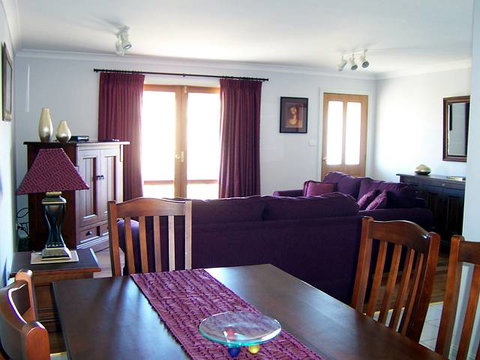 Elm Cottage - Tumut - Accommodation Whitsundays 2