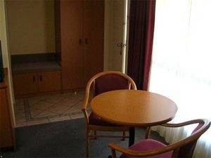 Reef Motor Inn - Accommodation Whitsundays 4