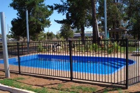 Silver Oaks Motel - Accommodation Whitsundays 0