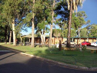 Silver Oaks Motel - Accommodation Whitsundays 1