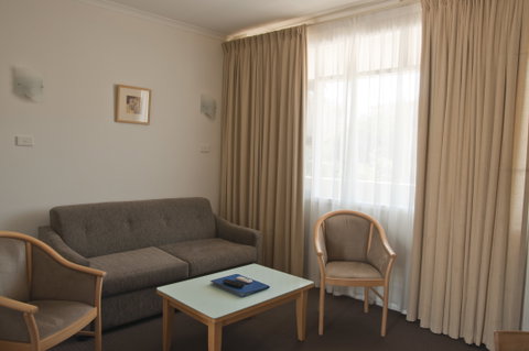Taft Motor Inn - Accommodation Whitsundays 0