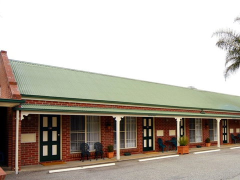 The Elms Motor Inn - Accommodation Whitsundays 0