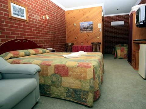 The Elms Motor Inn - Accommodation Whitsundays 2