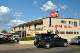 A & A Lodge Motel - Accommodation Whitsundays 0