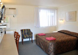 A & A Lodge Motel - Accommodation Whitsundays 1