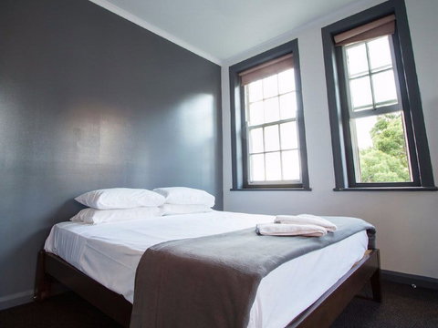 Crown And Anchor Hotel - Accommodation Whitsundays 2