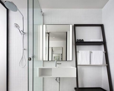 Little National Hotel - Accommodation Whitsundays 1