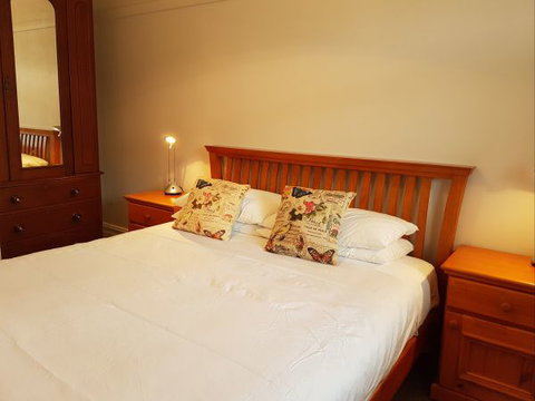 Newcastle Terraces And Apartments - Harbourside Apartment - Accommodation Whitsundays 2