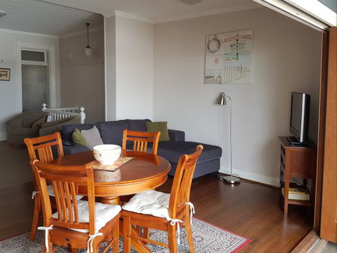 Newcastle Terraces And Apartments - Harbourside Apartment - Accommodation Whitsundays 3
