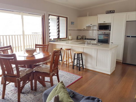 Newcastle Terraces And Apartments - Harbourside Apartment - Accommodation Whitsundays 4