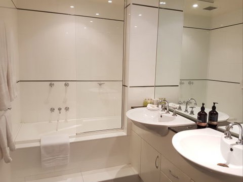 Newcastle Terraces And Apartments - Harbourside Apartment - Accommodation Whitsundays 18