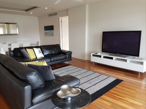 Newcastle Terraces And Apartments - Harbourside Apartment - Accommodation Whitsundays 19