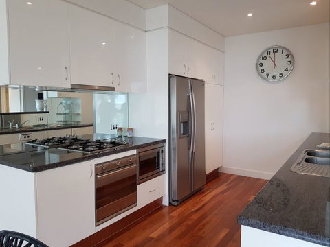 Newcastle Terraces And Apartments - Harbourside Apartment - Accommodation Whitsundays 20