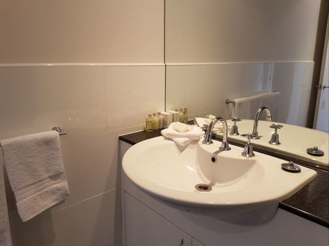 Newcastle Terraces And Apartments - Harbourside Apartment - Accommodation Whitsundays 23