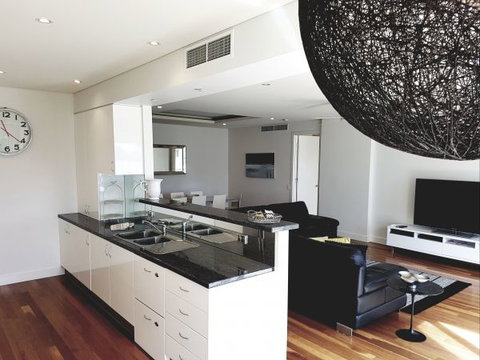 Newcastle Terraces And Apartments - Harbourside Apartment - Accommodation Whitsundays 25