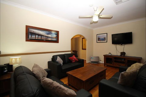 Christies Cottage For Holidays And Relocations. - Accommodation Whitsundays 2