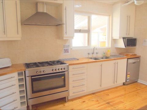 Christies Cottage For Holidays And Relocations. - Accommodation Whitsundays 4