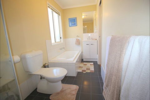 Christies Cottage For Holidays And Relocations. - Accommodation Whitsundays 25