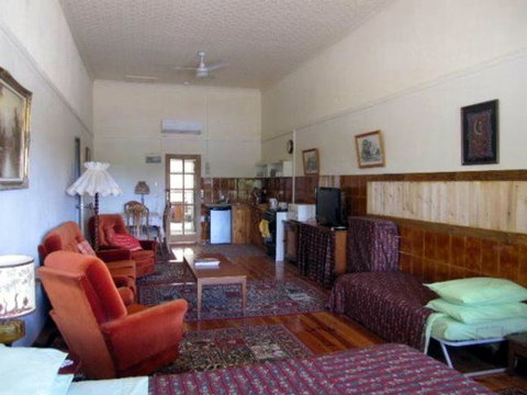 Carmines Antiques And Accommodation - Accommodation Whitsundays 1