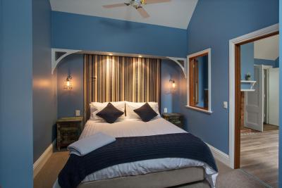 Oak Tree Lodge - Accommodation Whitsundays 0