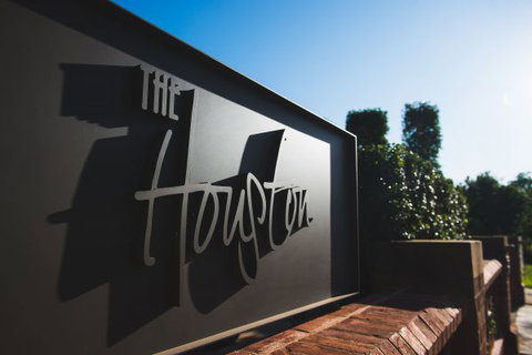 The Houston Wagga - Accommodation Whitsundays 0