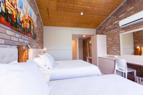 Farnham Court Motel - Accommodation Whitsundays 2