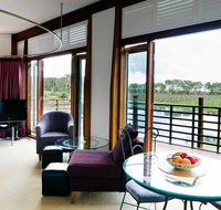 Bettenay's Lakeside Chalets and Luxury Spa Apartment - Accommodation Whitsundays