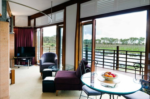 Bettenay's Lakeside Chalets And Luxury Spa Apartment - Accommodation Whitsundays 0