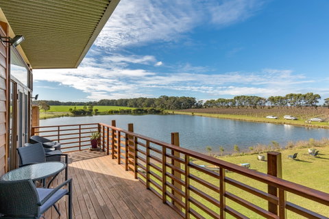 Bettenay's Lakeside Chalets And Luxury Spa Apartment - Accommodation Whitsundays 1