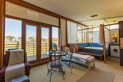 Bettenay's Lakeside Chalets And Luxury Spa Apartment - Accommodation Whitsundays 2