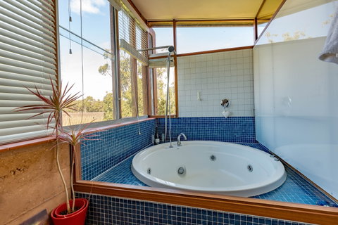 Bettenay's Lakeside Chalets And Luxury Spa Apartment - Accommodation Whitsundays 3