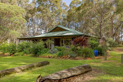 Bettenay's Lakeside Chalets And Luxury Spa Apartment - Accommodation Whitsundays 4