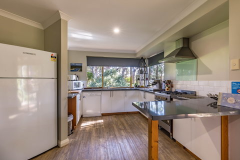Bettenay's Lakeside Chalets And Luxury Spa Apartment - Accommodation Whitsundays 5