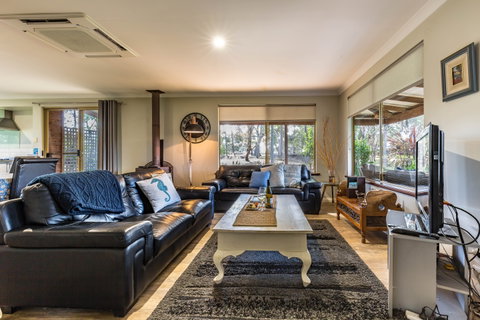 Bettenay's Lakeside Chalets And Luxury Spa Apartment - Accommodation Whitsundays 6