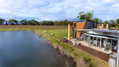 Bettenay's Lakeside Chalets And Luxury Spa Apartment - Accommodation Whitsundays 7