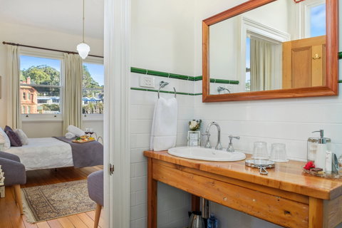 Cygnet Old Bank B&B - Accommodation Whitsundays 2