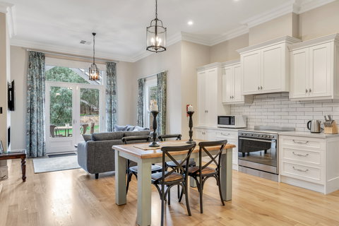 Grandview Accommodation - The Elm Tree Apartments - Accommodation Whitsundays 5