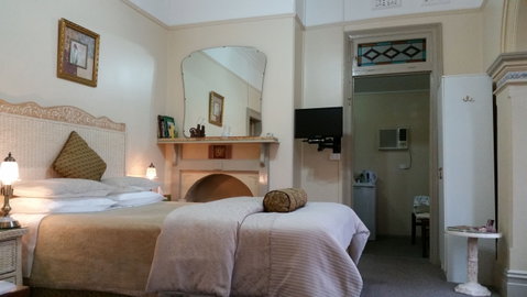 Boutique Motel Sefton House - Accommodation Whitsundays 1